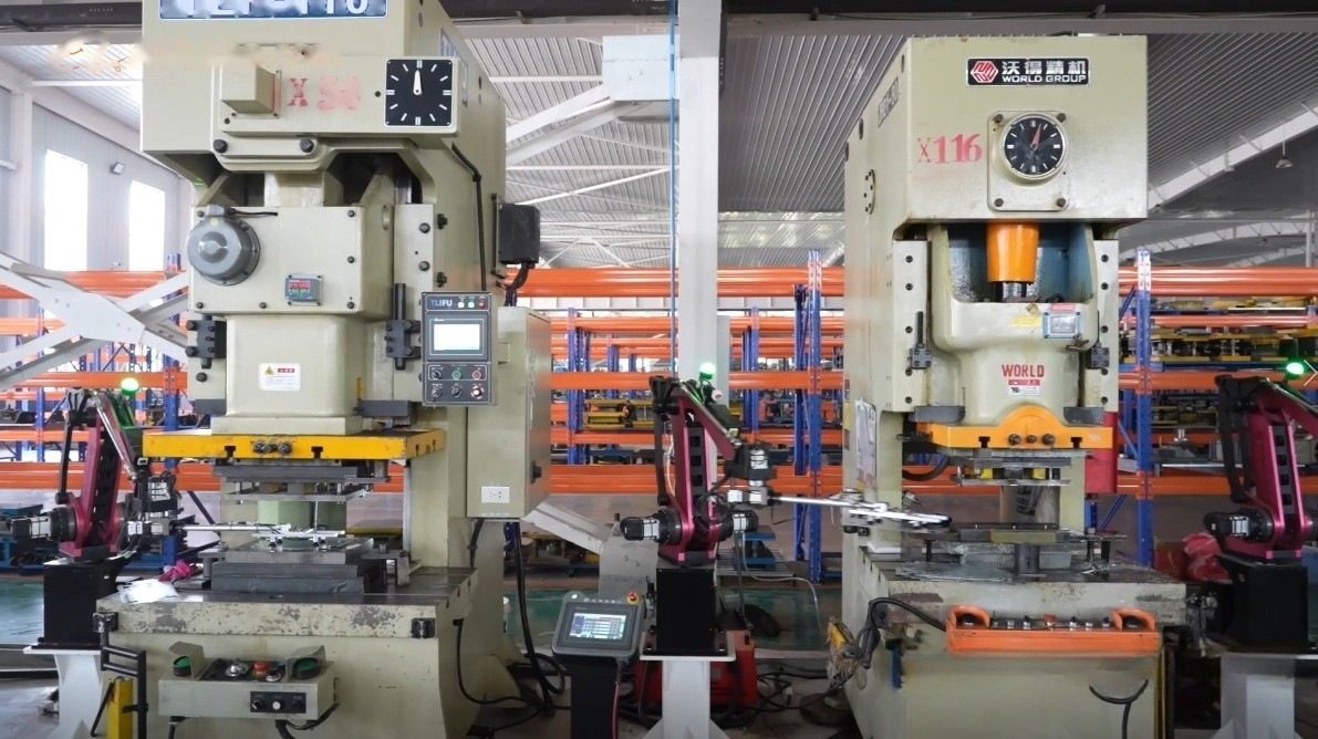 Automatic stamping stations with robotic handling in the XCWY press hall