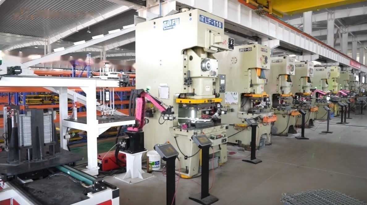 Automated press line with linked mechanical presses and robots at the XCWY plant